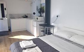 Self Contained, Double Bed Studio, Private Kitchen, Private Bath, Walking Distance To Harry Potter